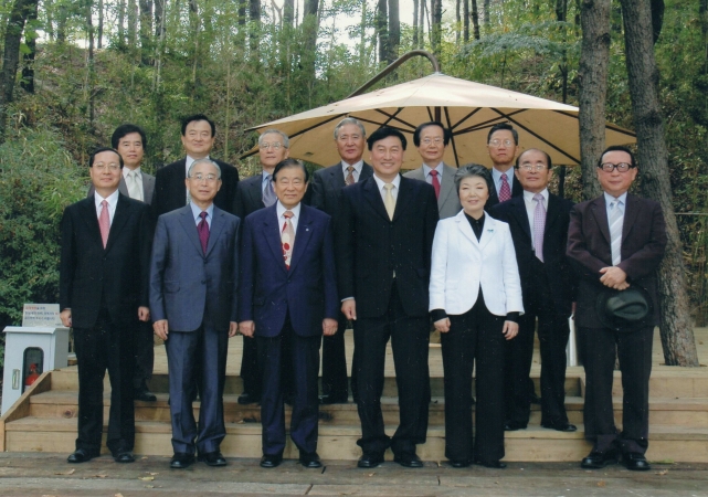 표준연구소 전임소장 및 과학기술계 인사들과 함께 단체사진을 찍고 있는 김재관 박사