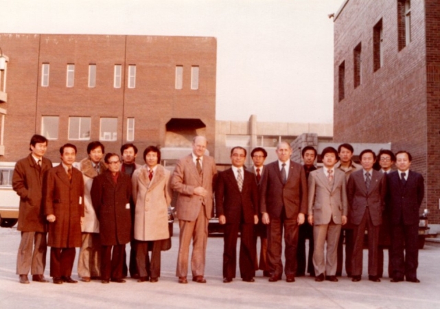공업기술정보활용 세미나 후 찍은 단체사진 (가운데가 김재관 박사, 1978.1.17.)